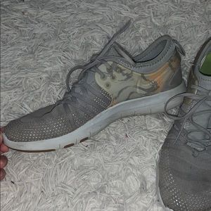 grey nike tennis shoes